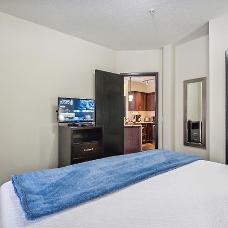 Cozy One Bedroom Condo With Indoor Pool And Hottub Canmore Buitenkant foto