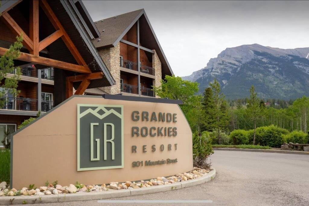 Cozy One Bedroom Condo With Indoor Pool And Hottub Canmore Buitenkant foto