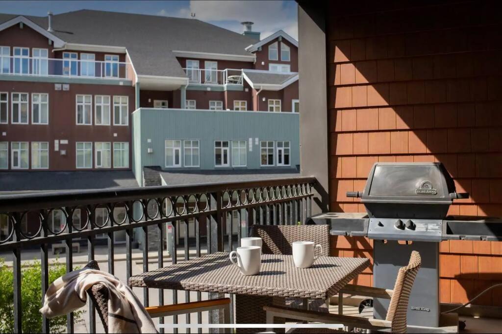 Cozy One Bedroom Condo With Indoor Pool And Hottub Canmore Buitenkant foto